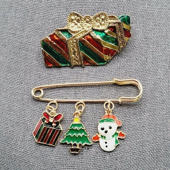 Christmas Brooch & Pin Gold Tone Christmas Present Brooch & Safety Pin Style - Picture 3 of 10